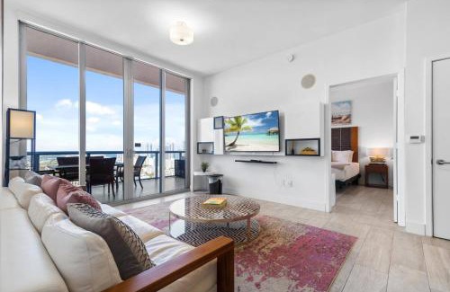 Hallandale Beach Apartamento | Top Floor Luxury Penthouse with Private Roof Deck