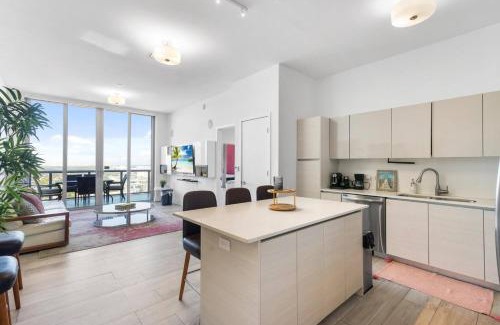 Hallandale Beach Apartamento | Top Floor Luxury Penthouse with Private Roof Deck