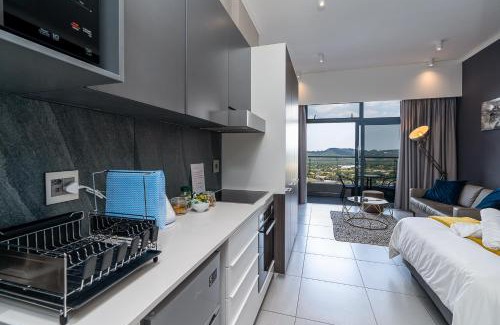 Menlyn Apartamento | Top Floor Menlyn Maine studio apartment with Stunning Views & No Load Shedding