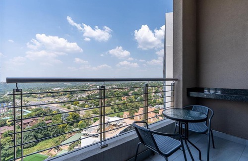 Menlyn Apartamento | Top Floor Menlyn Maine studio apartment with Stunning Views & No Load Shedding