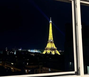 Grenelle Apartamento | Top Floor Million Dollar View Eiffel Tower, 2 beds, 4 people