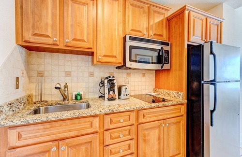 Ortona Park Hotel | Top-floor oceanfront getaway with gym & high-speed WiFi