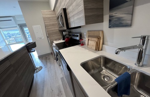 Vernon Condominio | Top Floor on Okanagan Lake with Heated Pool, King Bed, Gym and Pickleball Court!