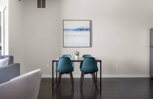Mayfield Condominio | Top Floor Pet Friendly Condo near Downtown