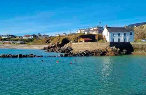 Malin Apartamento | Top Floor Retreat Portmor- Sea, Beach & Balcony