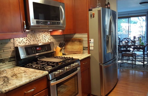 Inglewood Casa | Suite de planta superior en Craftsman House con vistas al lago