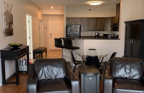 North End Condominio | Top floor unit in Discovery Bay with lake views from the patio!