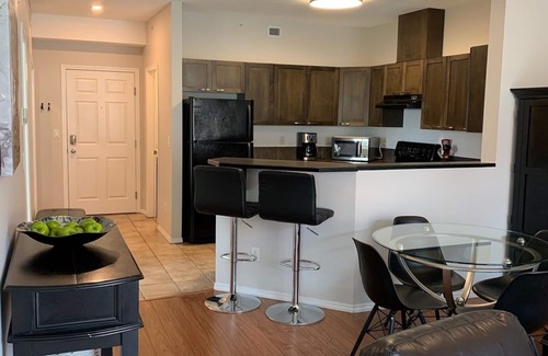 North End Condominio | Top floor unit in Discovery Bay with lake views from the patio!