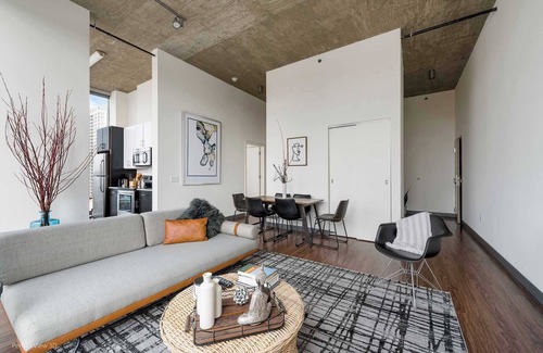 West Loop Gate Apartamento | Top Floor Views + Central Comfort