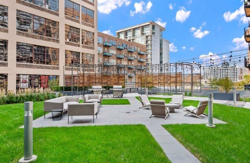 West Loop Gate Apartamento | Top Floor Views + Central Comfort