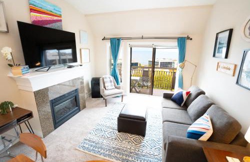Lower Queen Anne Apartamento | Top Floor Water View Oasis near Space Needle & Cruise