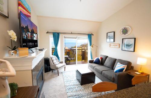 Lower Queen Anne Apartamento | Top Floor Water View Oasis near Space Needle & Cruise