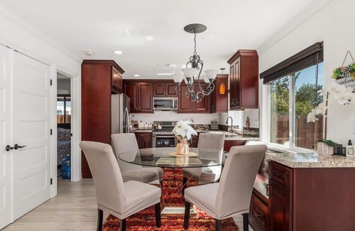 Fletcher Hills Casa | Top hills, luxury guesthouse,3BR, Sunset view