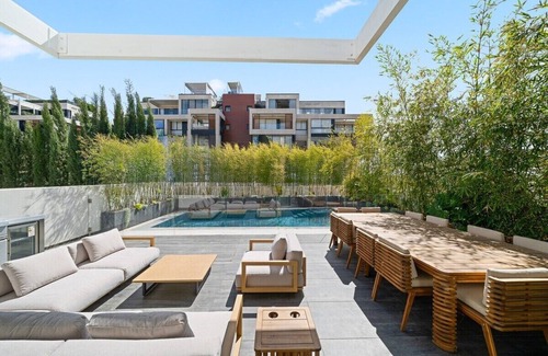 Herzliya Pituach Villa | Villa Hanna Meron-Villa-Baño con ducha-Villa-Vista a la Piscina