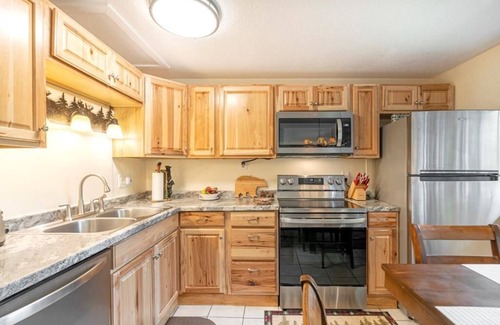 Seven Devils Condominio | Top of 7, B-10- Condo close to Boone, Banner Elk, and Blowing Rock, Mountain View, Gas Log Firepl...