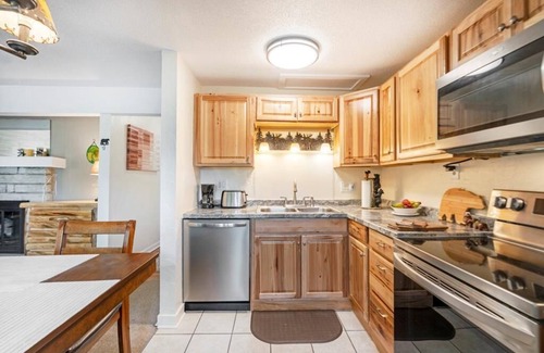 Seven Devils Condominio | Top of 7, B-10- Condo close to Boone, Banner Elk, and Blowing Rock, Mountain View, Gas Log Firepl...
