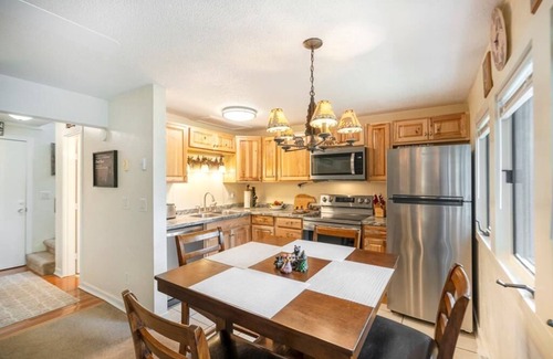 Seven Devils Condominio | Top of 7, B-10- Condo close to Boone, Banner Elk, and Blowing Rock, Mountain View, Gas Log Firepl...