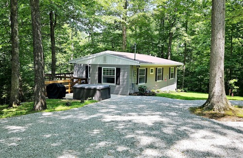 Monticello Casa | 'Top of the Hill' Cute and Cozy Cottage with Hot Tub!