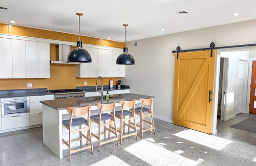 Warren Casa | Top of the Hill Modern Retreat