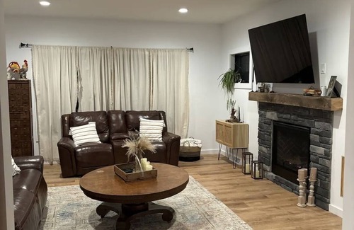 Saratoga Springs Casa | Top of the Stretch Oasis. 5 minutes to Saratoga Race Course!
