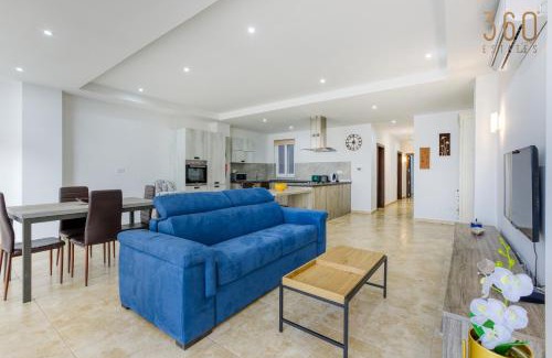 Mellieħa Heights Apartamento | Top of the world 2BR home with spectacular views by 360 Estates