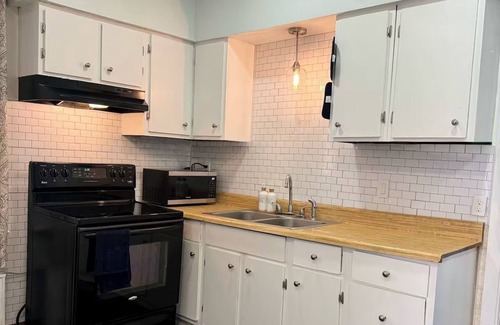East Providence Apartamento | Top-Rated 2BR Home – Close to Providence, Quiet Neighborhood!