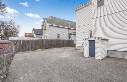 East Providence Apartamento | Top-Rated 2BR Home – Close to Providence, Quiet Neighborhood!