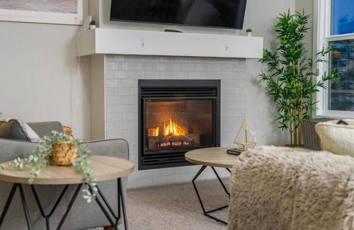 Sage Hill Casa | Top Rated Designer Home with Free Banff Access, Netflix, Kids Play Area, Sleeps 8