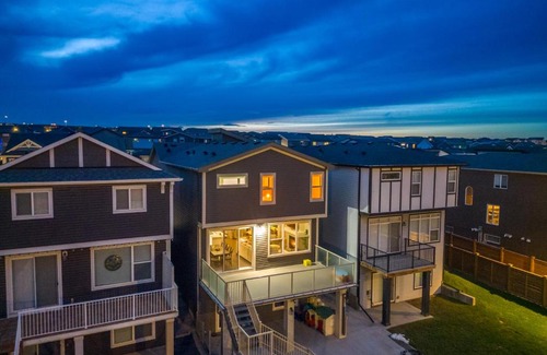 Sage Hill Casa | Top Rated Designer Home with Free Banff Access, Netflix, Kids Play Area, Sleeps 8