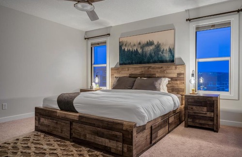 Sage Hill Casa | Top Rated Designer Home with Free Banff Access, Netflix, Kids Play Area, Sleeps 8