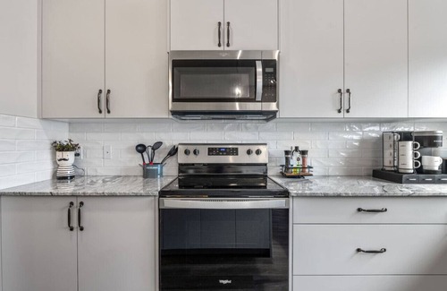 Airdrie Casa | Top Rated Home (3%) » Large 4BR House » BBQ Grill