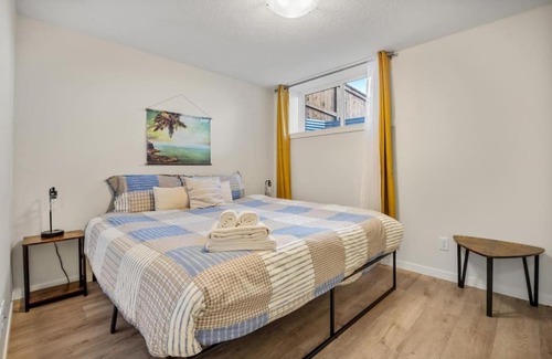 Keith Casa | Top Rated in Rockland Park with Free Banff Access, Netflix, King Bed, Fully Equipped Kitchen, Sleeps 4