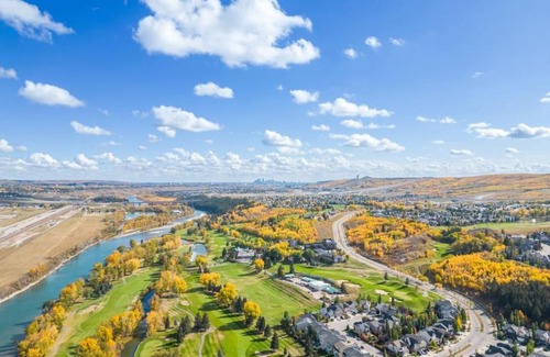 Keith Casa | Top Rated in Rockland Park with Free Banff Access, Netflix, King Bed, Fully Equipped Kitchen, Sleeps 4