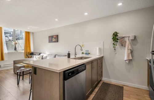 Keith Casa | Top Rated in Rockland Park with Free Banff Access, Netflix, King Bed, Fully Equipped Kitchen, Sleeps 4