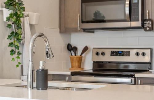 Keith Casa | Top Rated in Rockland Park with Free Banff Access, Netflix, King Bed, Fully Equipped Kitchen, Sleeps 4