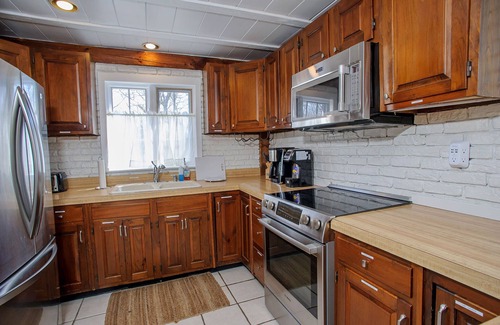 West Tisbury Casa | Top-Rated Vineyard Retreat: Hot Tub + Private Lambert’s Cove Beach Access!