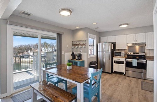 Osage Beach Condominio | Top Rated, Water Front Condo in Heart of Osage Beach! Great Views! 2 bed/2bath