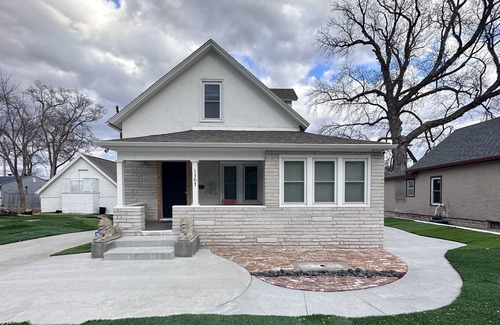 Dundee-Happy Hollow Historic District Casa | TOP ZOO Host for over 10 years! Clean and Cozy-amazing beds.