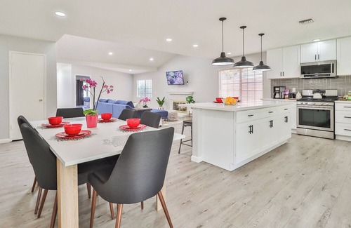 West Hills Casa | Topange Village Heart of The Valley MTR Home 30 minutes to Hollywood