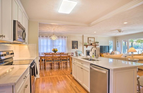 Pine Top Casa | Topping Riverfront Bungalow w/ Dock & Kayaks!