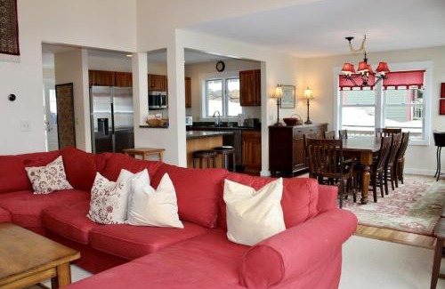 Central Vermont- Killington Casa | Topridge Townhome 3BR, 4BA with Hot Tub, Ski On Ski Off, Mountain Views and Sports Center