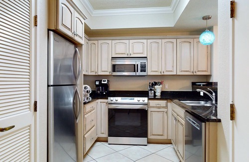 Four Mile Village Condominio | Tops'l Summit 913 Great pool, hot tub, close to beach, private resort
