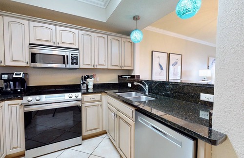 Four Mile Village Condominio | Tops'l Summit 913 Great pool, hot tub, close to beach, private resort