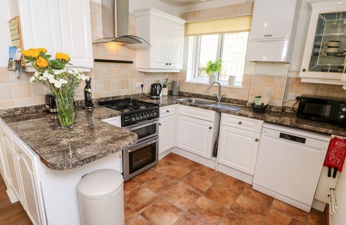 Freshwater Casa | TOPSAILS, pet friendly, character holiday cottage in Totland Bay