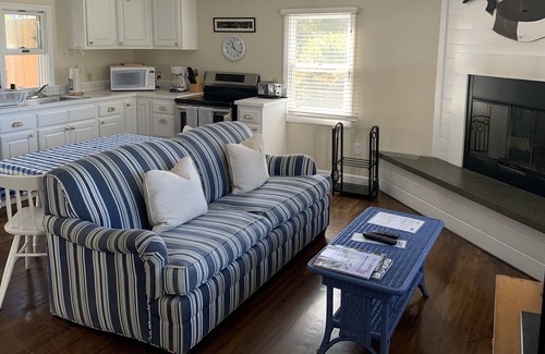 Menemsha Cabaña | Topside Cottage with private beach access!