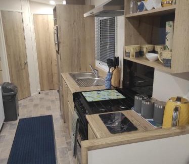 Paignton Complejo | Torbay Holiday Home at The Waterside Holiday Park - With Deck and Sea View
