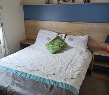 Paignton Complejo | Torbay Holiday Home at The Waterside Holiday Park - With Deck and Sea View