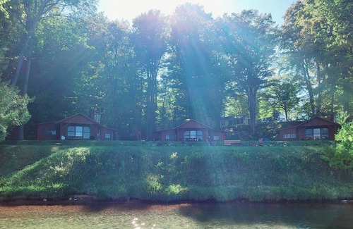 Kewadin Cabina | Donde las acogedoras cabañas frente al lago se encuentran con el impresionante lago Torch