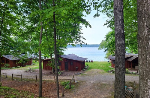 Kewadin Cabina | ¡Donde la pequeña y acogedora cabaña del lago se encuentra con el impresionante lago Torch!