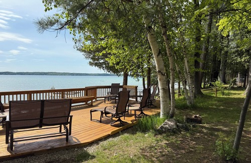 Alden Cabaña | Torch Lake Cottage Lakefront Excepcional